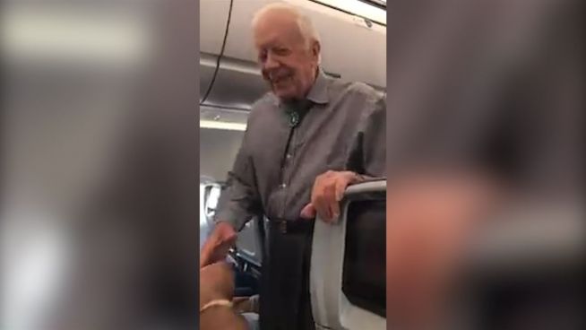 Präsidenten-Knigge: Carter begrüßt Flugzeugpassagiere
