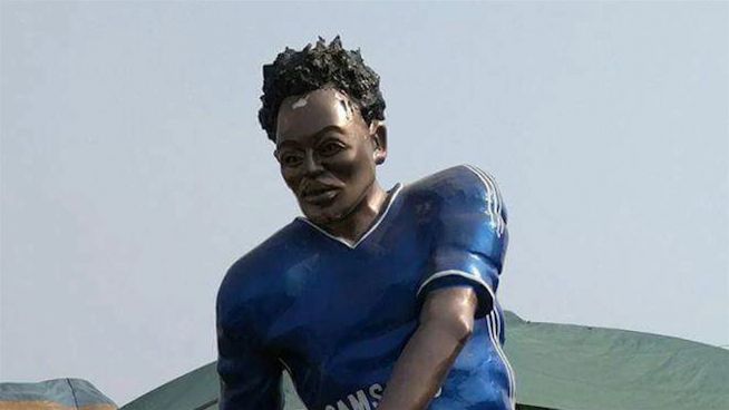 Ehre für Essien: Die schrecklichen Fußball-Statuen