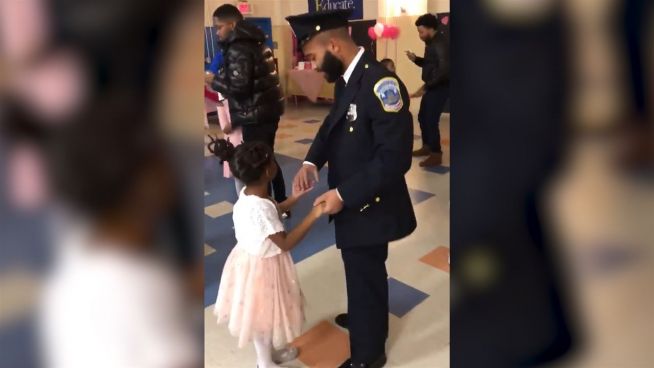 Süße Geste: Polizist tanzt mit kleiner Tochter