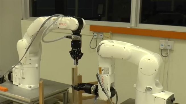 Ikea-Hilfe für Anfänger: Roboter baut Stühle