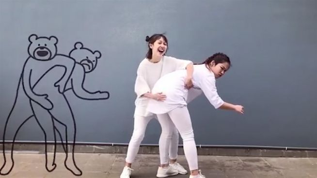 Hintern versohlt: Diese Mädels wagen den Tier-GIF-Tanz