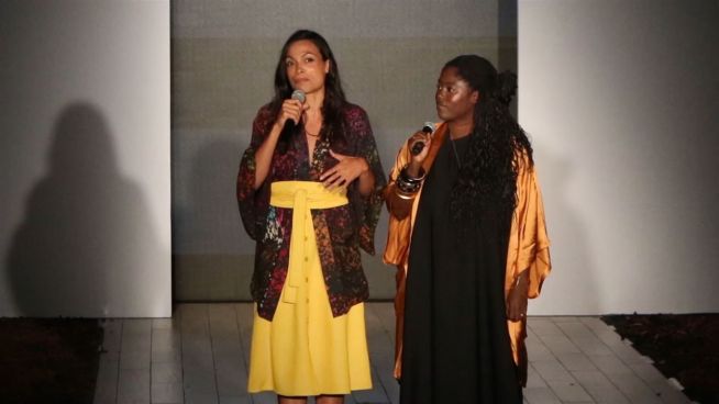 Mode aus Ghana: Rosario Dawson schafft Arbeitsplätze