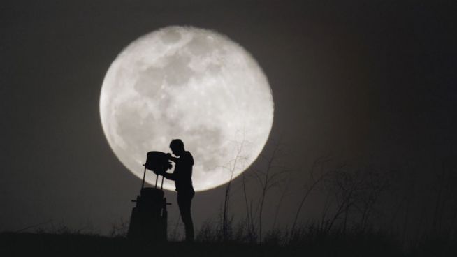 Blick durchs Teleskop: Der Mond als Attraktion
